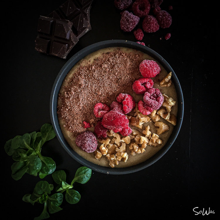 Bowl mit Smoothie und Nüssen und Himbereen Topping