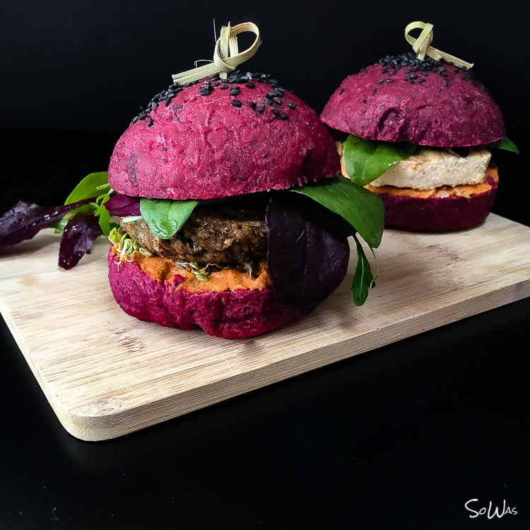 2 Burger mit einem roten Burger Bun