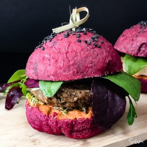 Burger mit einem roten Burger Bun