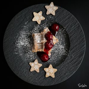 Waffel mit einem Kirchkompot