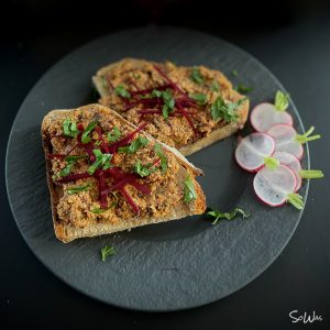 Zwei Belegte Brote mit Tofu aufstrich