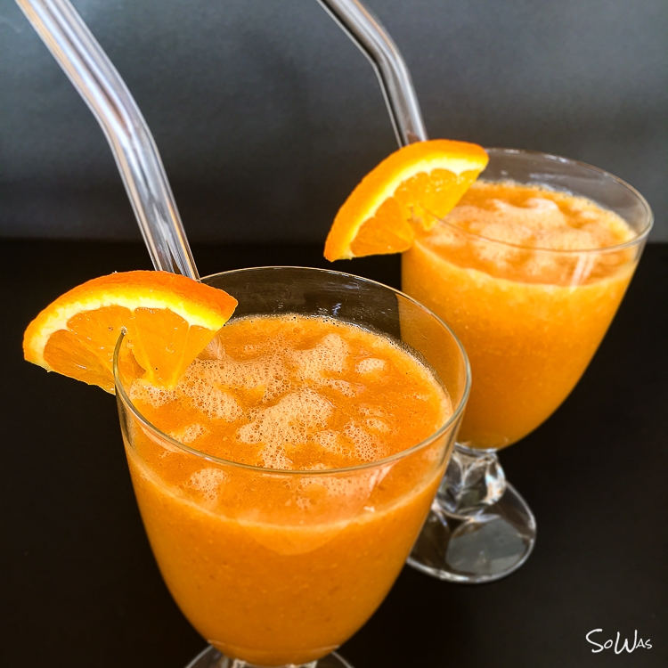 zwei Gläser mit orangen smoothie