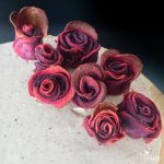 8 Rosen aus Rote Bete auf einer Torte