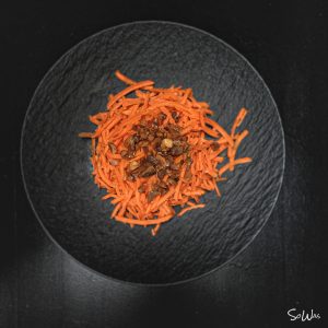 Karotten Salat auf einem runden Teller