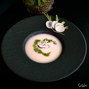 Suppenteller mit heler Suppe