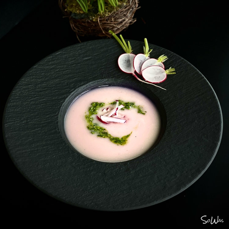 Suppenteller mit heler Suppe